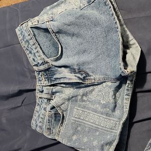 Patterned jean shorts